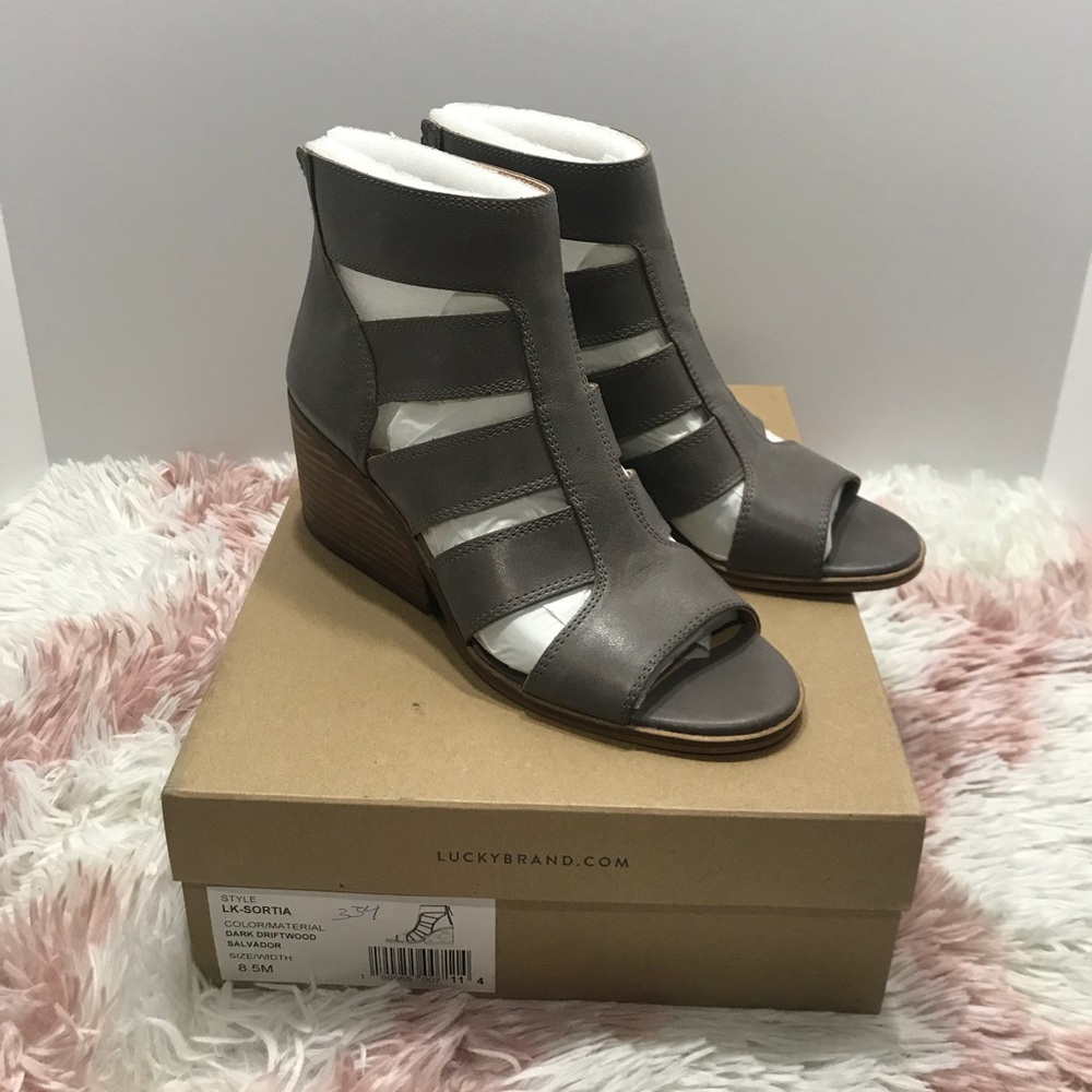 🌼 Super Cute Lucky Brand wedge sandals🌼